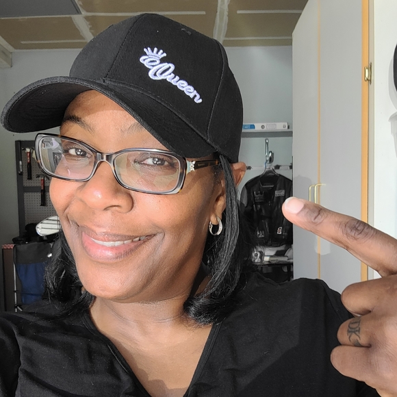 Meet your Posher, Queen - Picture 2 of 5